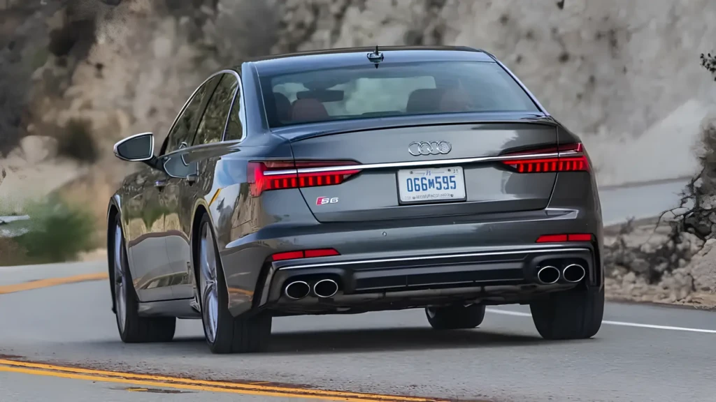 Audi S6: седан у русі, задній ракурс, LED-ліхтарі та чотири вихлопні патрубки