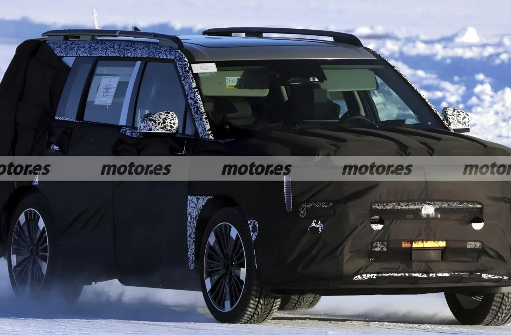 Замаскований прототип кросовера на зимових тестах: шпигунське фото, вид спереду збоку на снігу