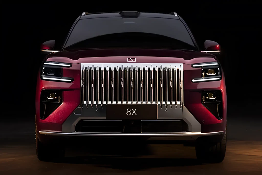 Zeekr 8X: вигляд спереду, бордовий кросовер, велика хромована решітка та LED-фари