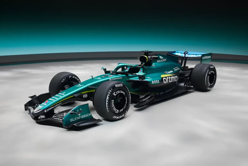 Болід Aston Martin Aramco Formula One Team Formula One: студійний рендер, вид спереду-збоку, зелена ліврея та спонсорські логотипи