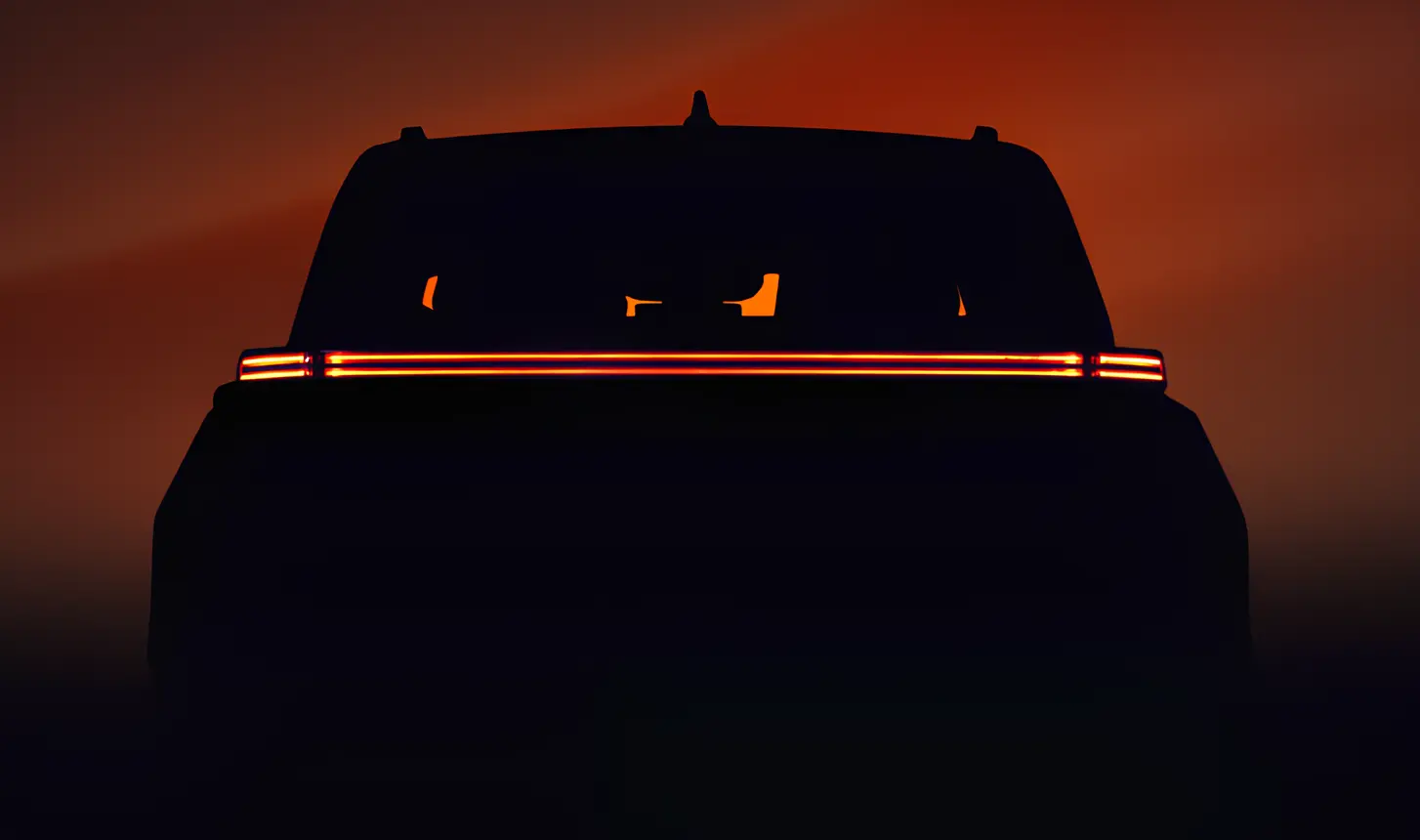 Силует кросовера ззаду з суцільною LED-смугою ліхтарів на помаранчевому фоні