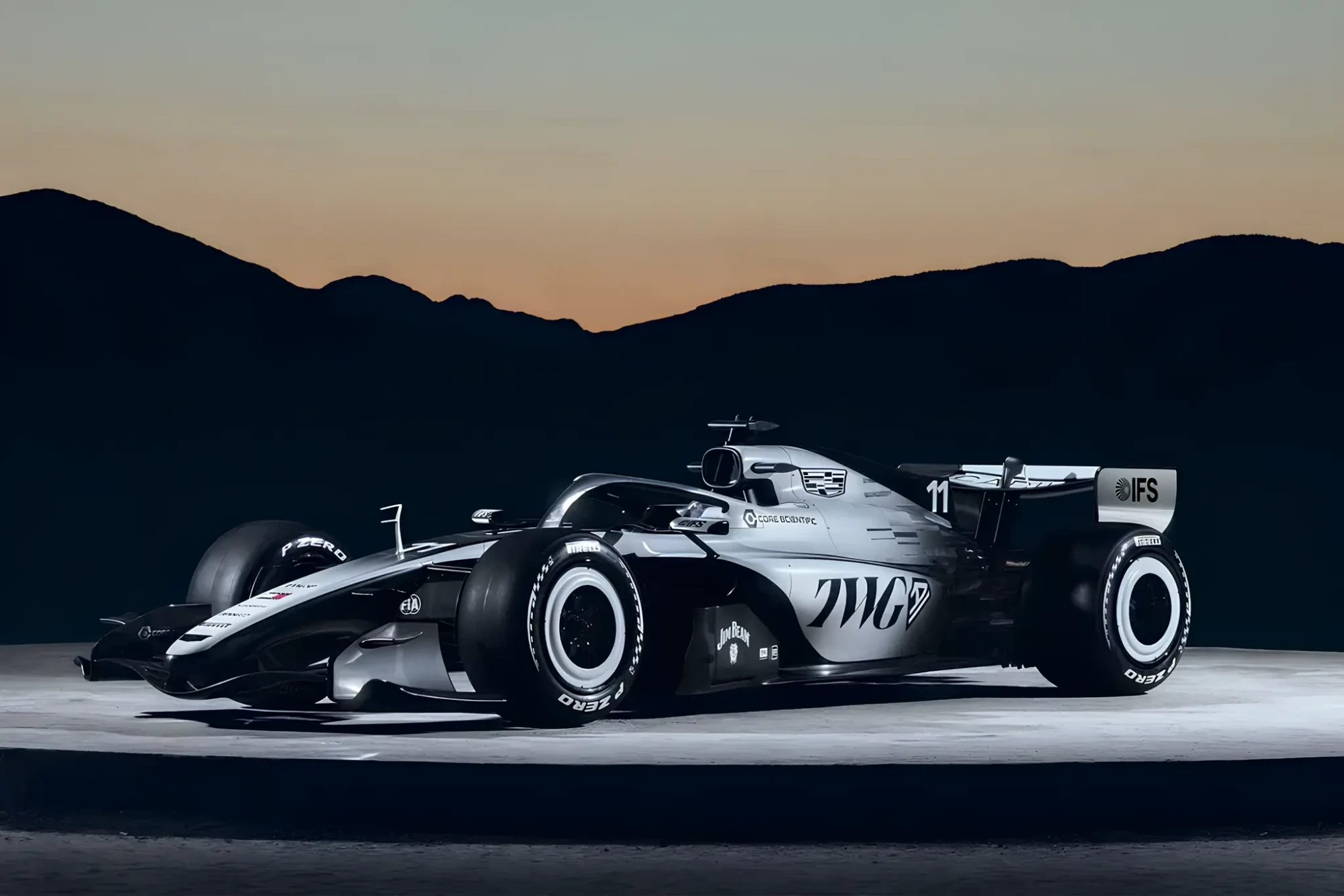 Болід Formula One на треку: вид збоку, гоночний автомобіль у чорно-білій лівреї на тлі гір на заході сонця