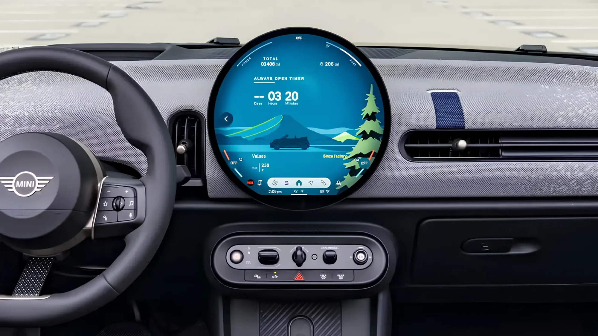 Інтер’єр MINI з великим круглим центральним дисплеєм на панелі приладів і кермом з логотипом MINI.