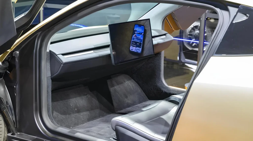 Интерьер концепт-электромобиля: задние сиденья и большой экран мультимедиа, двери открыты