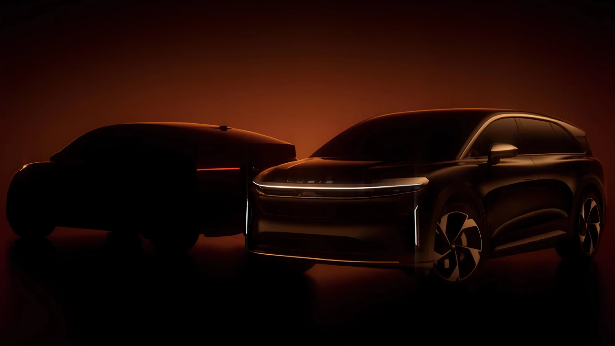 Тизер електрокросовера у темній студії: силует авто з LED-смугою фар на коричневому фоні