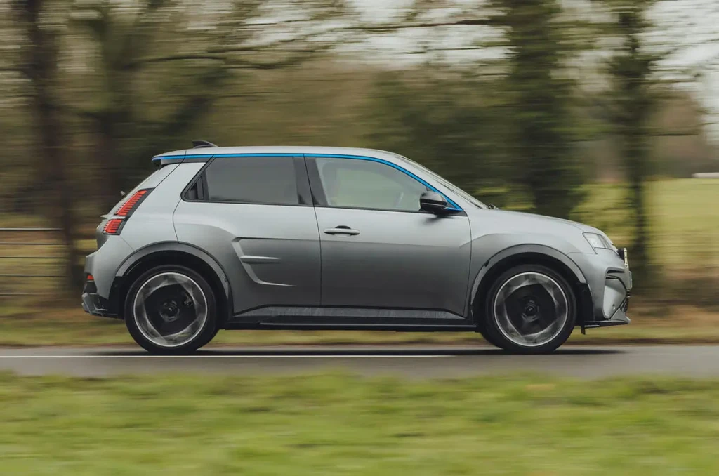 Alpine A290 у профіль на дорозі: електричний хот-хетч у русі, бічний ракурс