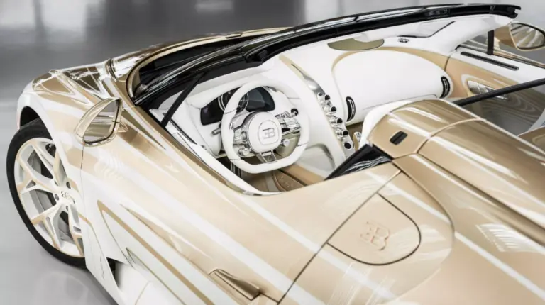 Інтер’єр Bugatti W16 Mistral: кабріолет із білим кермом, преміальною панеллю та світло-бежевим оздобленням, вигляд зверху