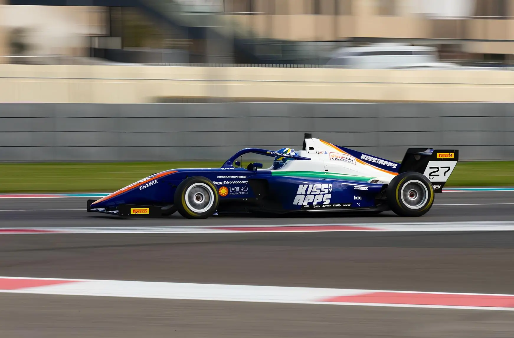 Синьо-білий болід формульного класу №27 мчить по трасі. На борту — напис KISS MY APPS.