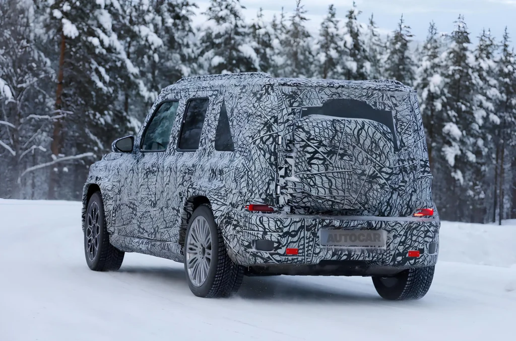 Замаскований прототип електричного мінівена Mercedes у зимових тестах: задній ракурс на снігу