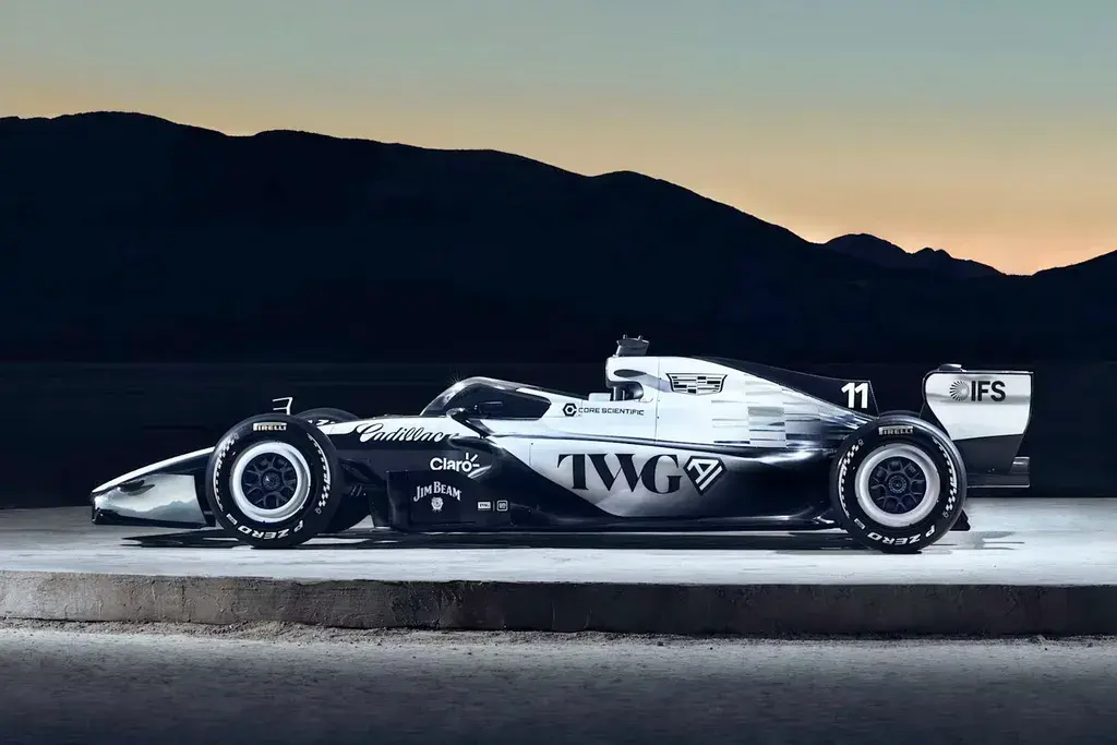 Болид Formula One: профиль (вид сбоку), чёрно-белая ливрея, гоночный автомобиль на фоне гор