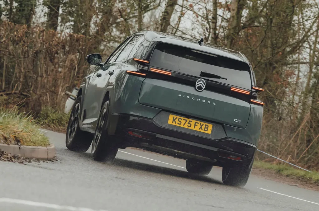 Серый кроссовер Citroën в движении на трассе