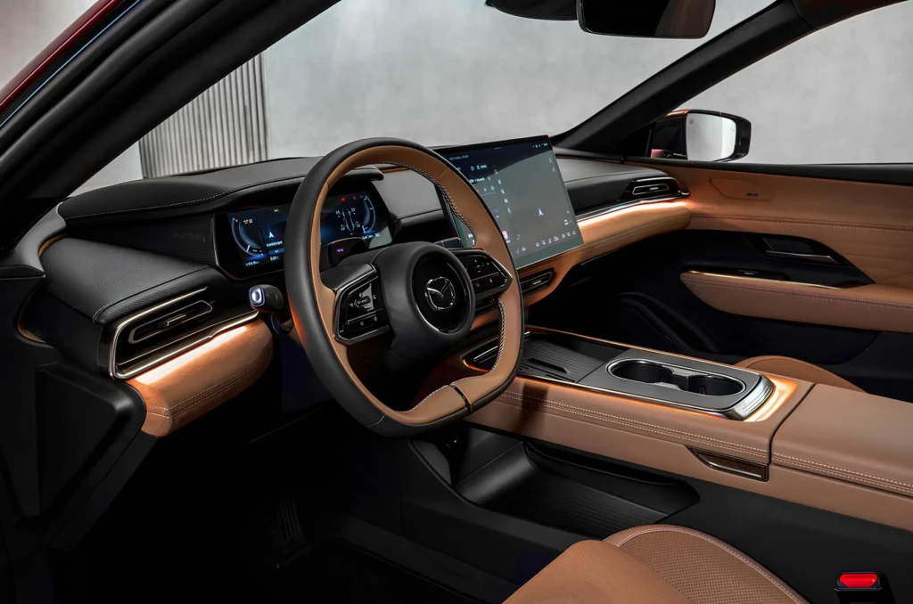 Интерьер Mazda 6e: двухцветный салон с коричневой кожей, большой центральный дисплей, цифровая приборная панель и центральная консоль с подсветкой