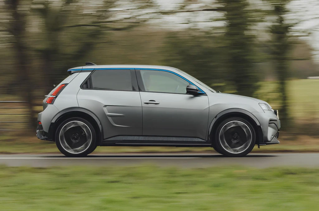 Alpine A290 у профіль на дорозі: електричний хот-хетч у русі, бічний ракурс