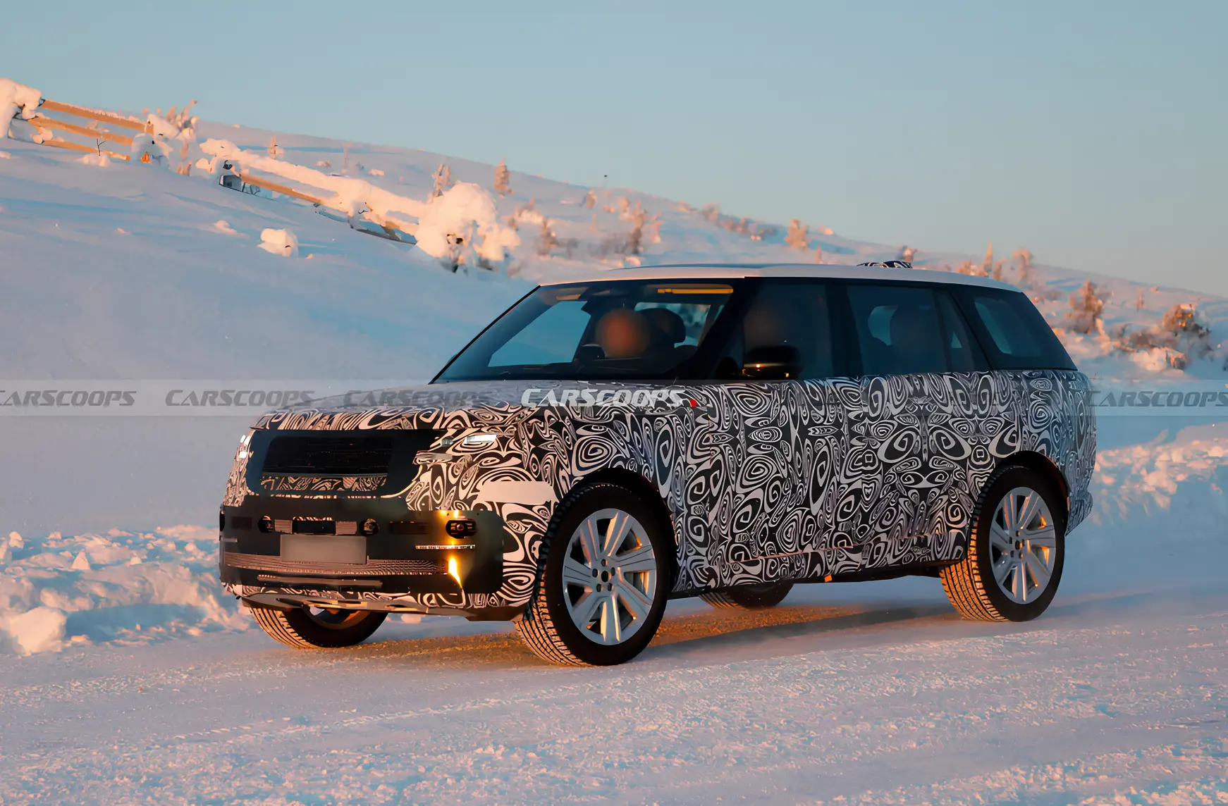 Замаскований прототип кросовера на зимовій дорозі. Сніг, західне світло. Carscoops водяний знак.