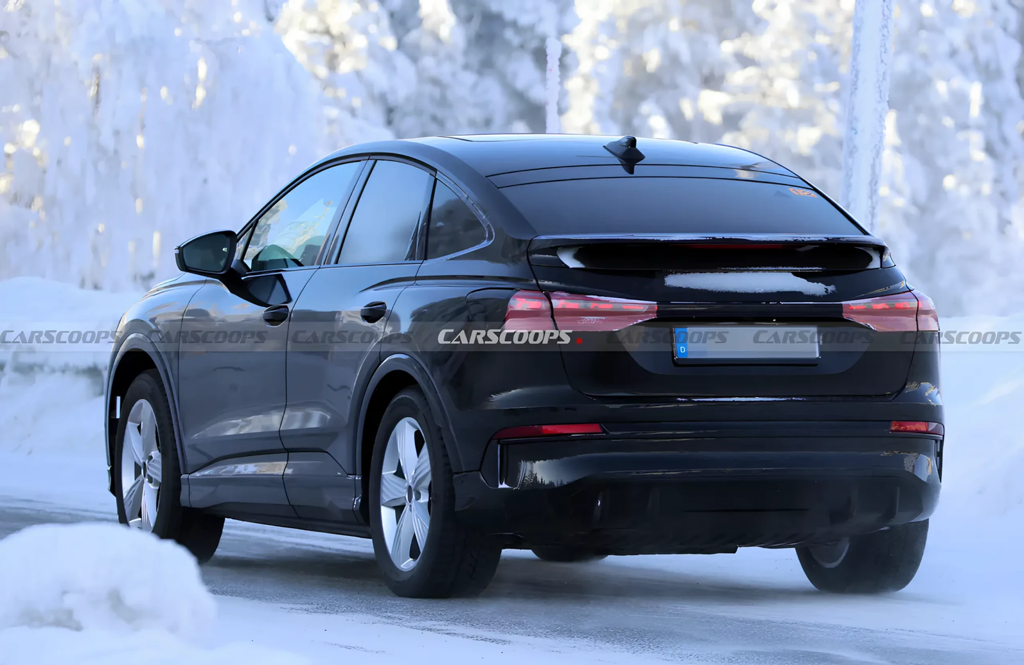 Зимові випробування кросовера: задній ракурс, чорний кузов, світлодіодні ліхтарі, засніжена дорога