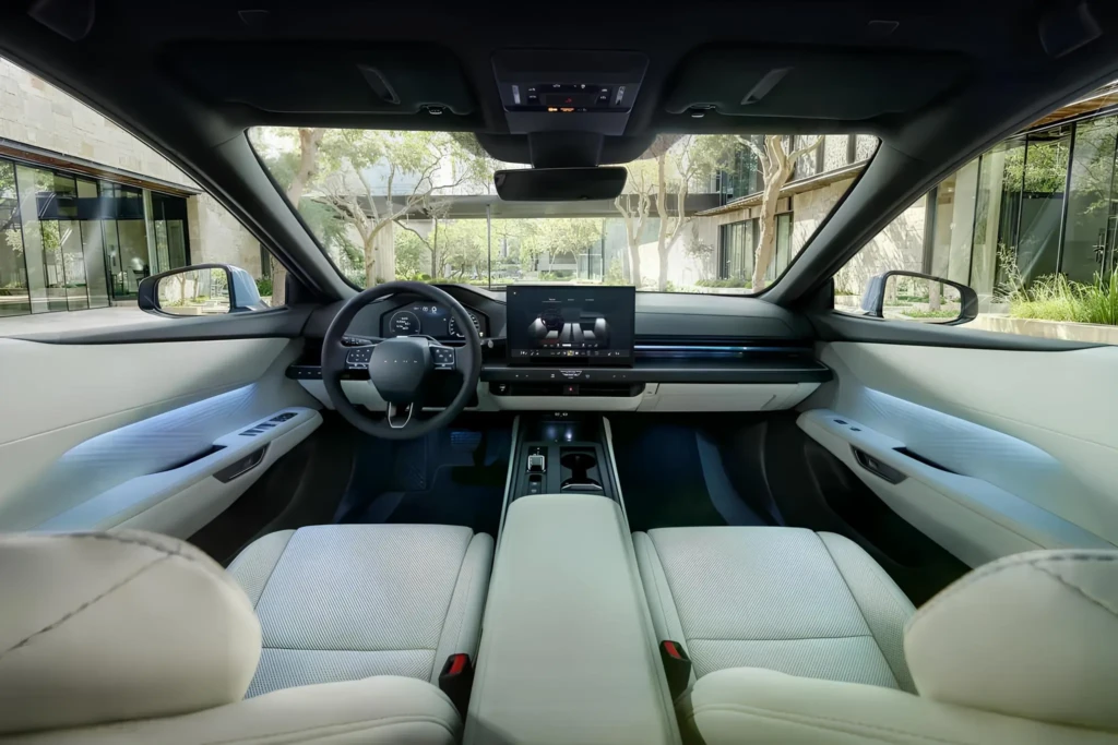 Інтер’єр сучасного електромобіля: світлий салон, цифрова панель приладів і центральний дисплей