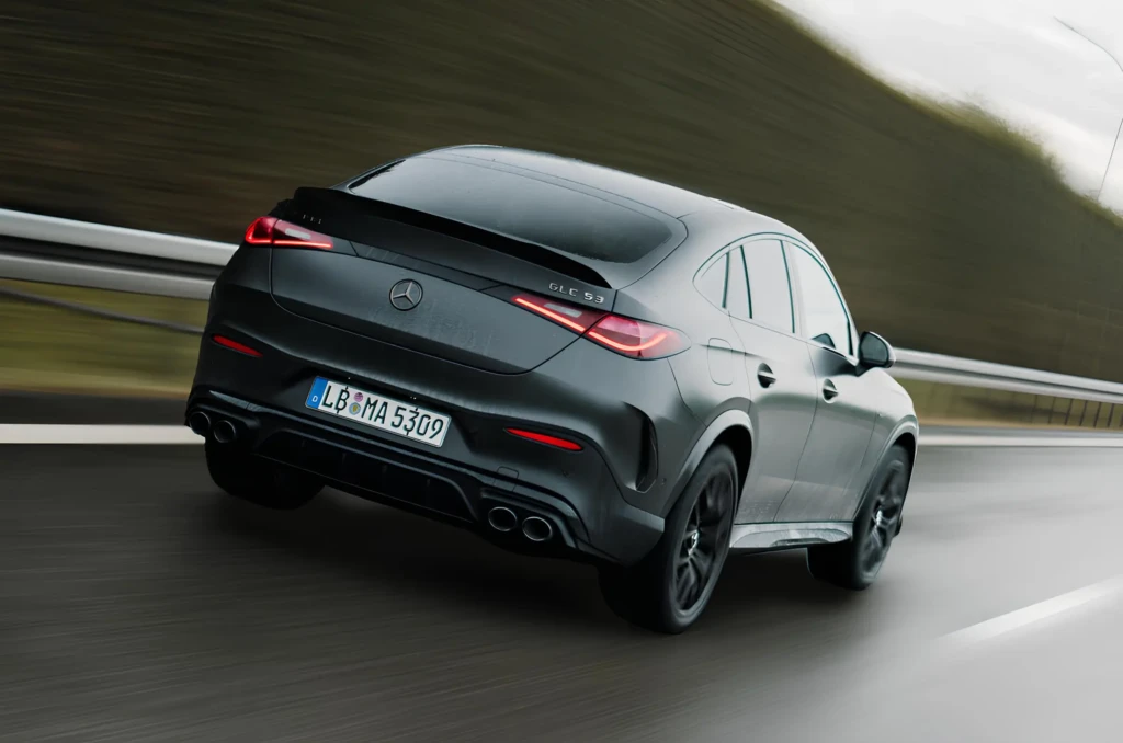 Mercedes-AMG GLC 53 Coupe на трасі, вигляд ззаду збоку, матовий сірий кузов