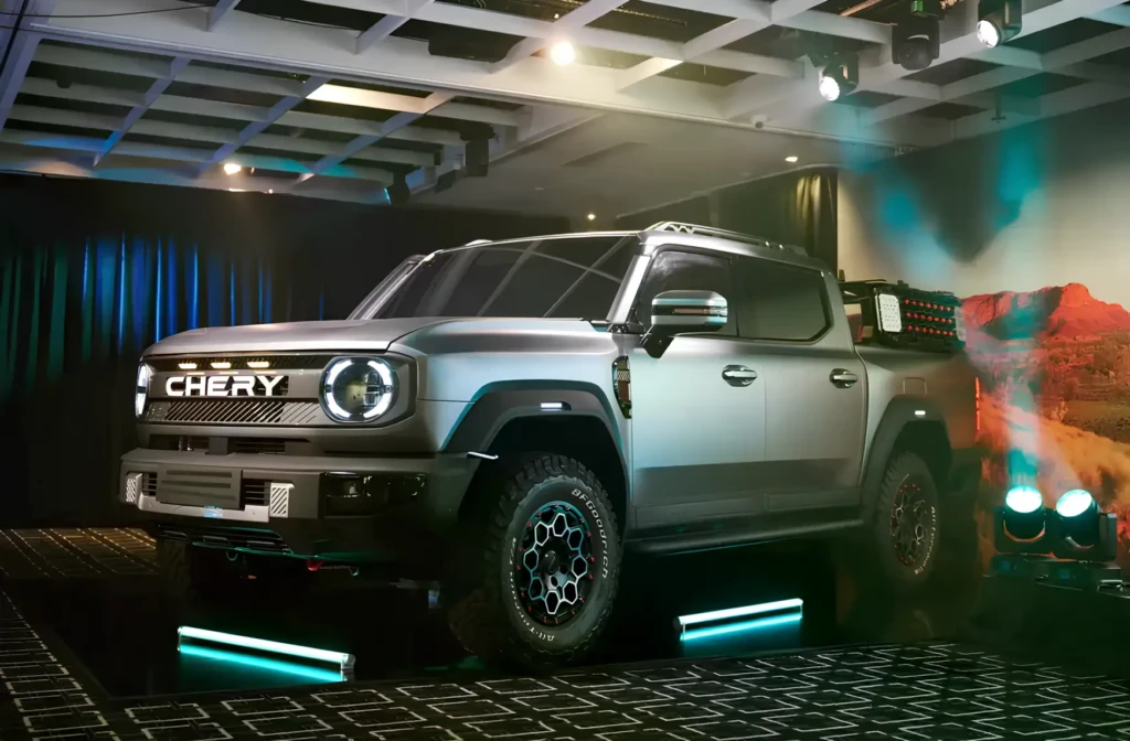 Пікап Chery у позашляховому стилі на презентації в шоурумі, вигляд спереду збоку