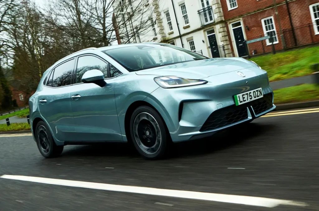 Электромобиль MG4 сзади: светлый хэтчбек едет по дороге, видны задние фонари и номерной знак