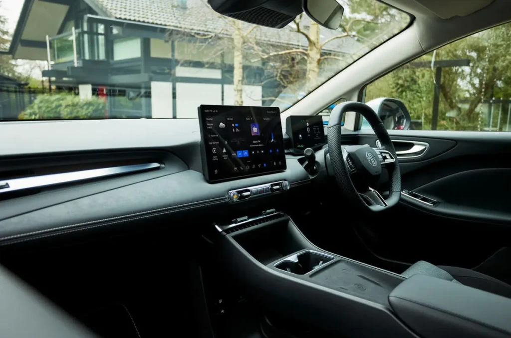 Интерьер MG4 Electric: современная передняя панель с большим центральным экраном, цифровой приборкой и рулём справа