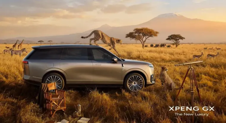 Премиальный SUV XPENG GX в профиль в саванне: гепард на крыше, атмосфера сафари