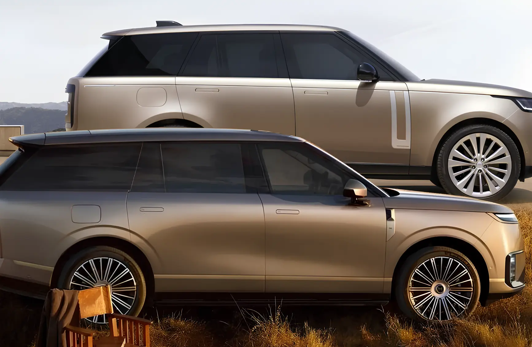 Два позашляховики Range Rover у профіль: преміальні SUV у золотистому кольорі