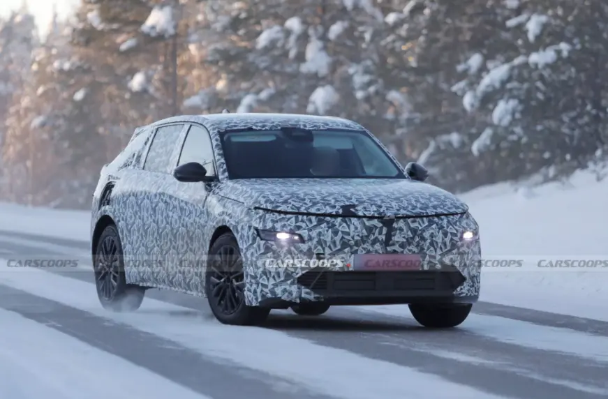 Замаскований прототип кросовера на зимових дорожніх тестах у лісі, рух по засніженій трасі