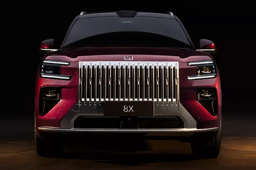 Zeekr 8X: вид спереди, бордовый кроссовер, крупная хромированная решётка и LED-фары