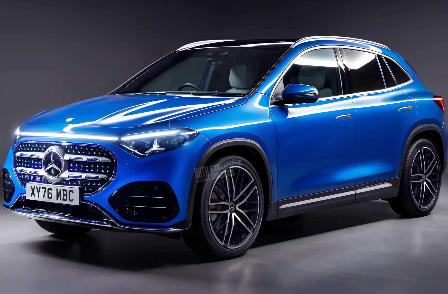 Mercedes-Benz GLA синього кольору в студії: вигляд спереду 3/4, велика решітка з емблемою та LED-фари