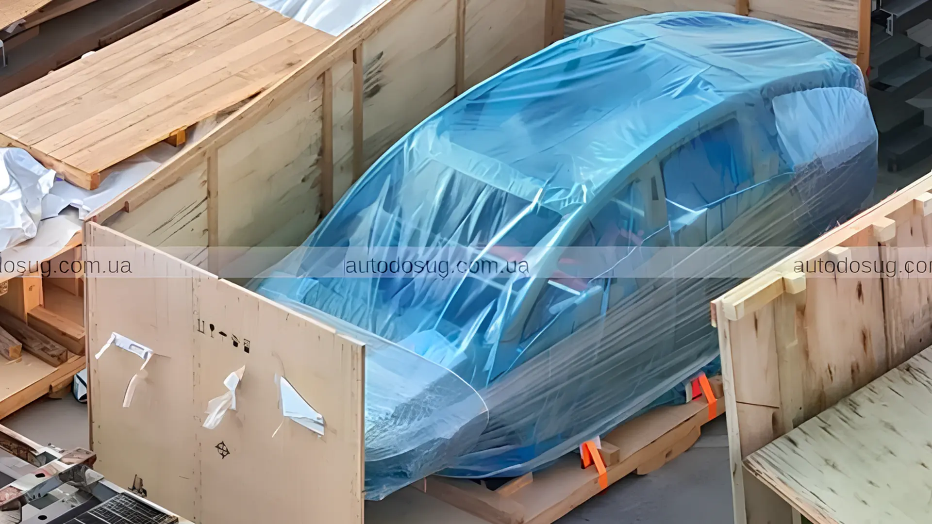 Tesla Model Y L у транспортному пакуванні всередині дерев’яного контейнера