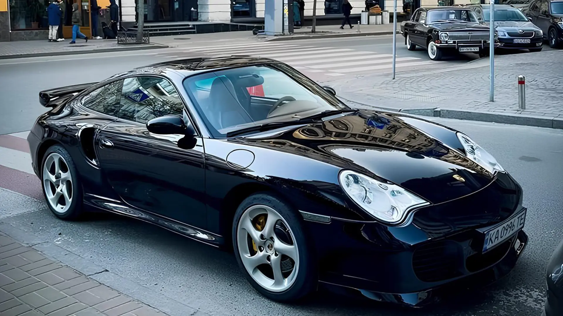 Рідкісний Porsche 911 Turbo S 2000-х чорного кольору на вулиці Києва, вид спереду збоку