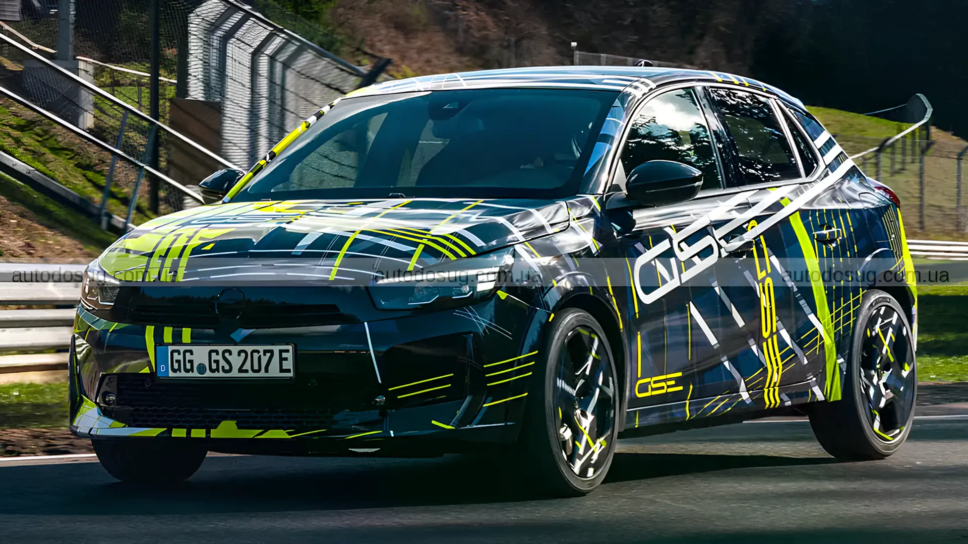 Камуфльований Opel Corsa GSE на гоночній трасі, вид спереду збоку