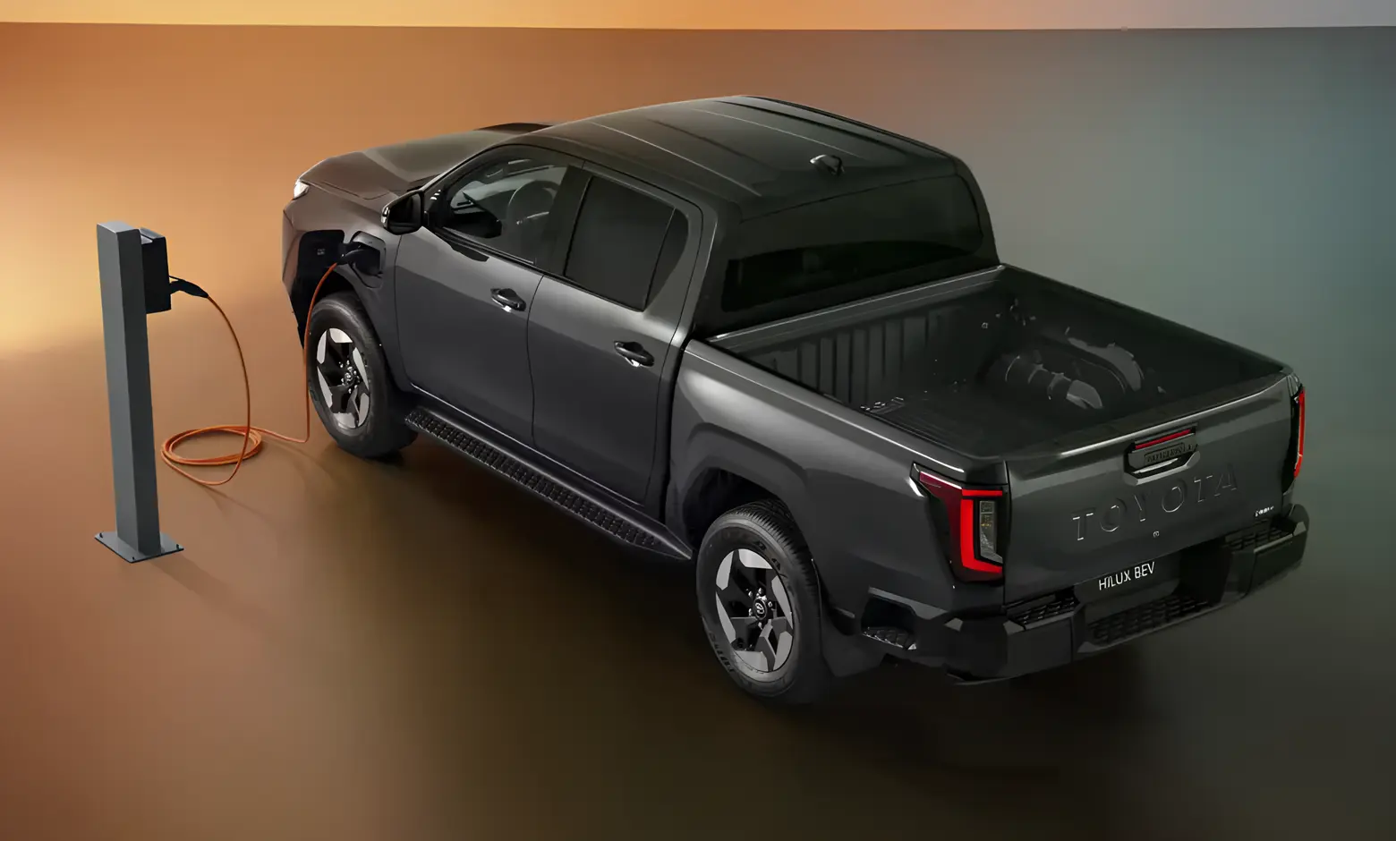 Toyota PHEV-пікап: електрифікований пікап під час заряджання на студійному зображенні
