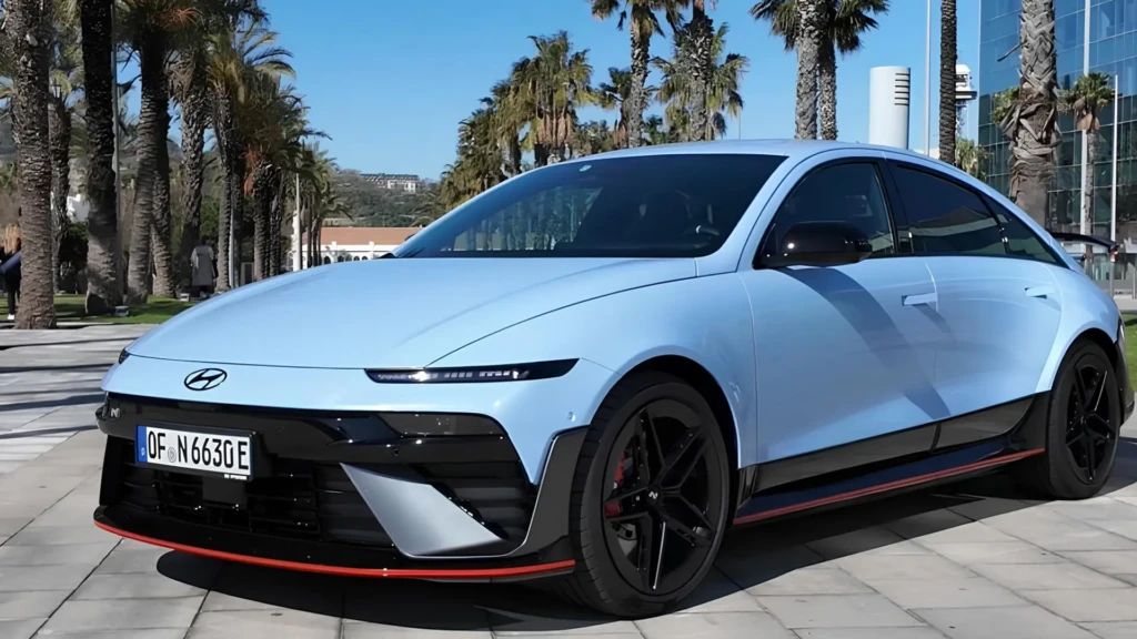 Hyundai Ioniq 6 N блакитного кольору, вид спереду збоку