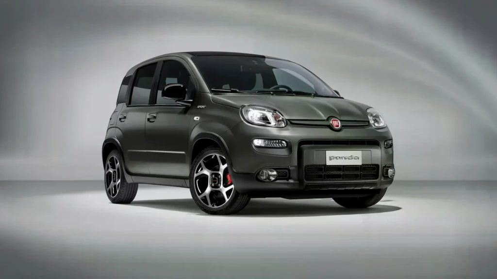 Бюджетне авто Fiat Panda темно-сірого кольору, вид спереду збоку