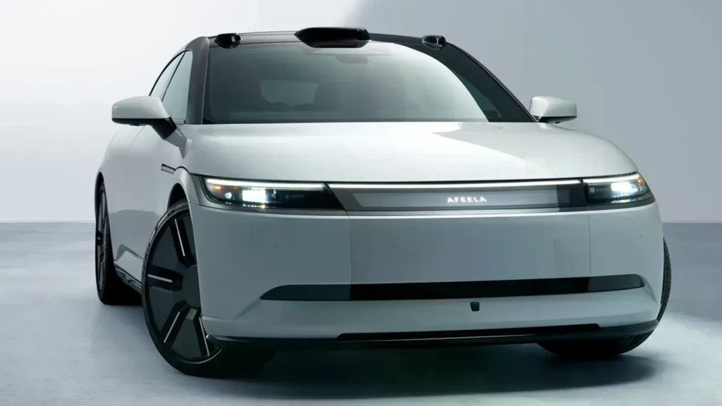 Honda и Sony остановили производство Afeela, электрический фастбек светлого цвета в студийном ракурсе