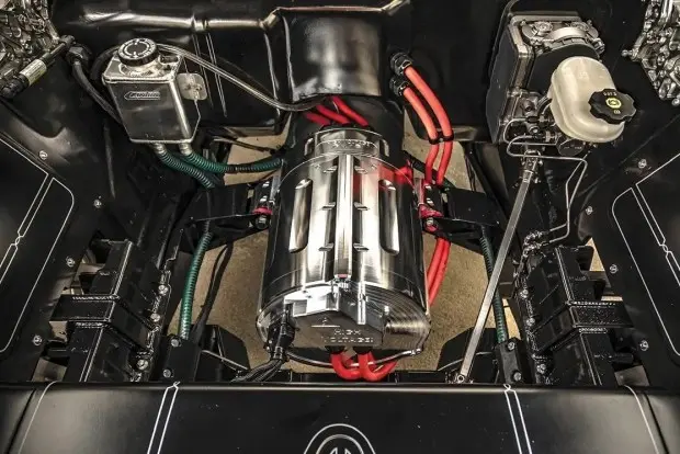 Ford Mustang 1965 года с электрической установкой от Tesla: компоненты электропривода в моторном отсеке