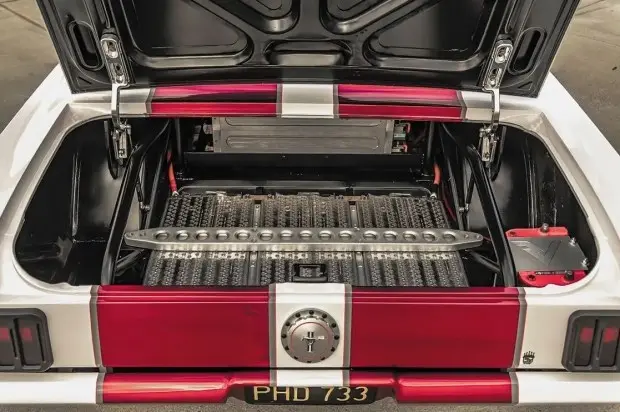 Ford Mustang 1965 года с электрической установкой от Tesla: багажный отсек классического купе с элементами электросистемы