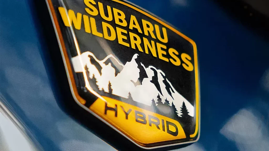 Эмблема Subaru Wilderness Hybrid крупным планом на кузове автомобиля