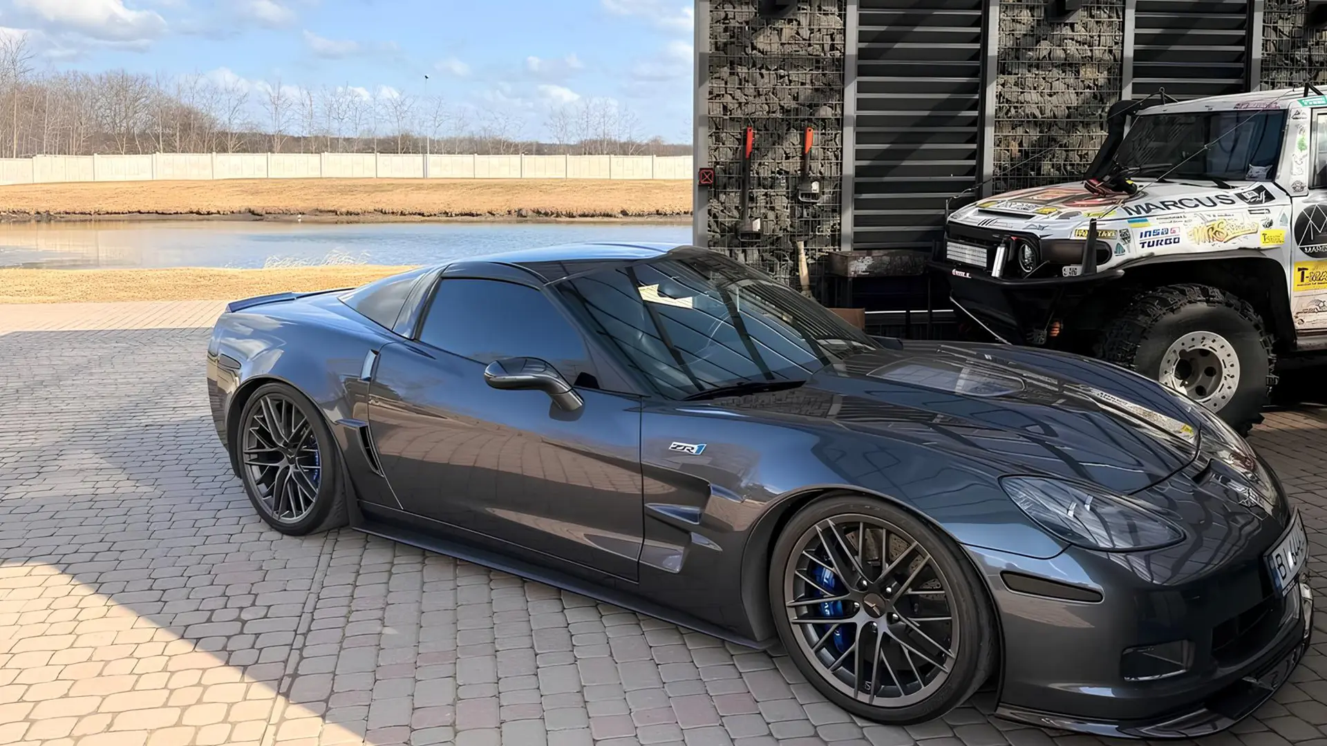 Corvette ZR1 C6 в Україні, темно-сірий спорткар у боковому ракурсі
