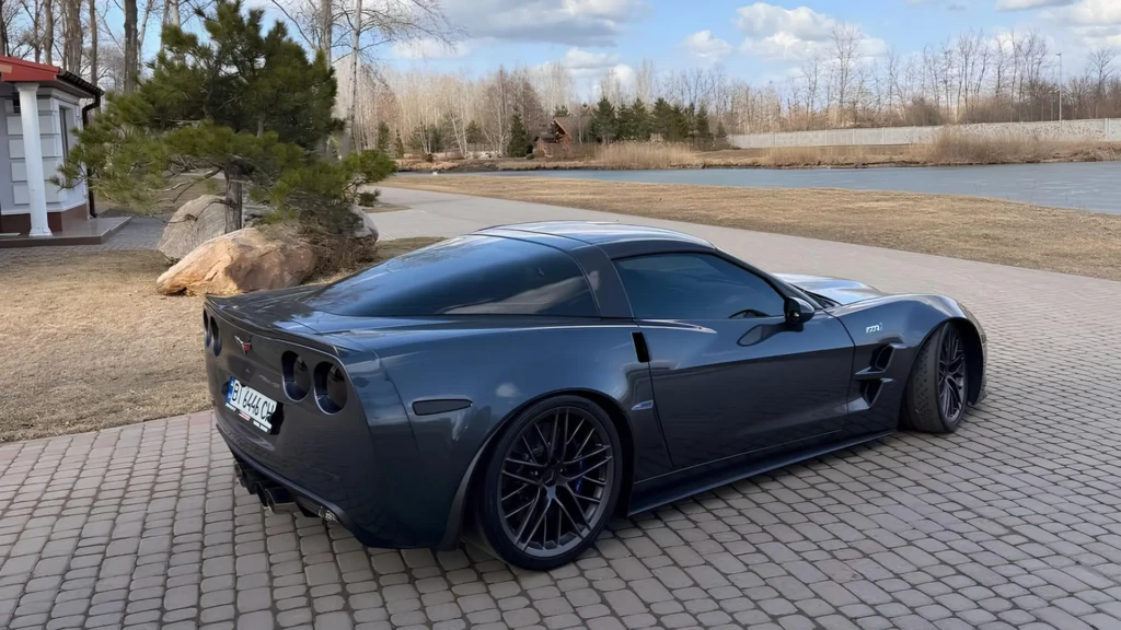 Corvette ZR1 C6 в Україні, вид ззаду збоку