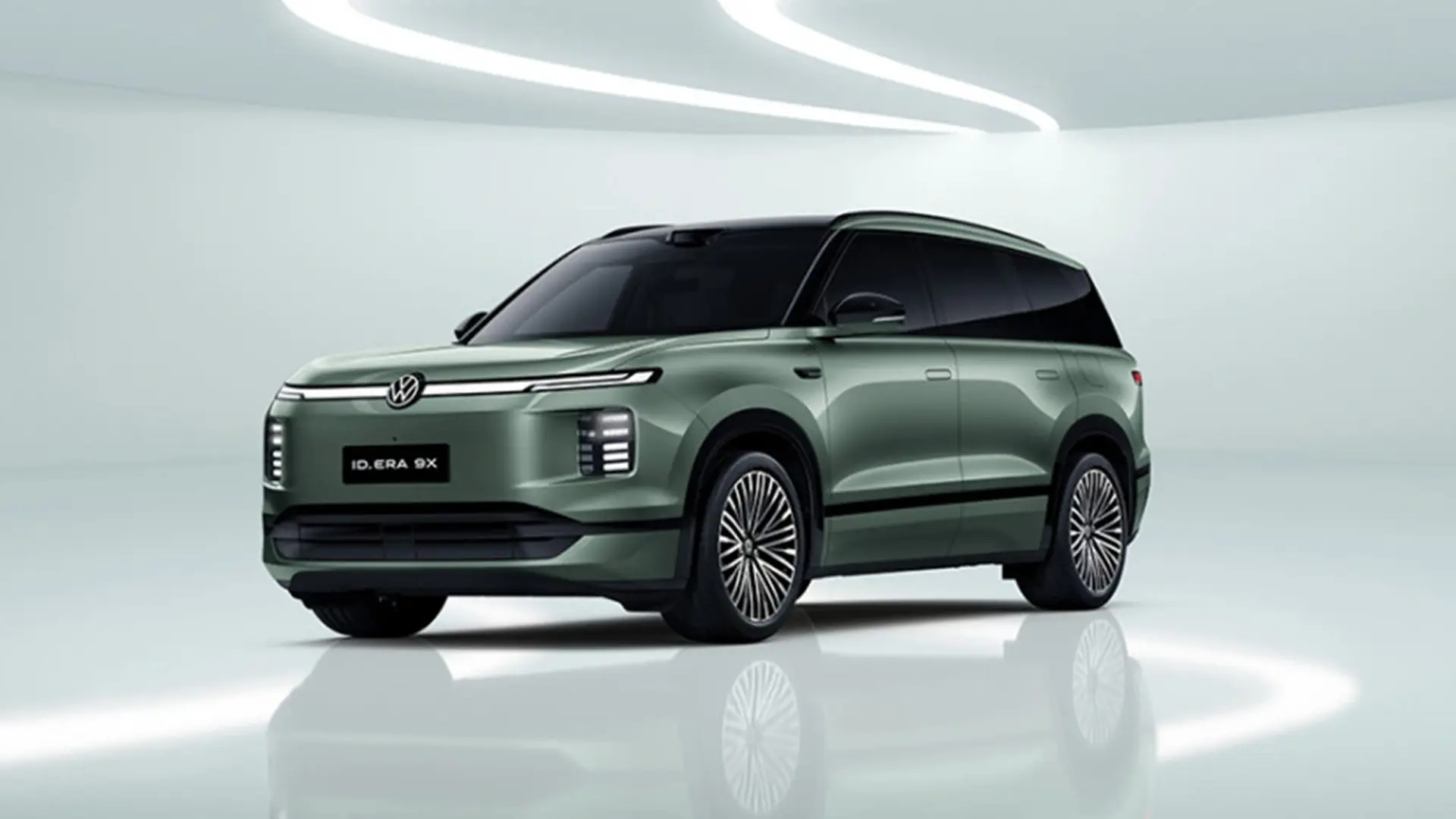 Volkswagen ID.Era 9X зеленого кольору, вид спереду збоку у світлому студійному просторі