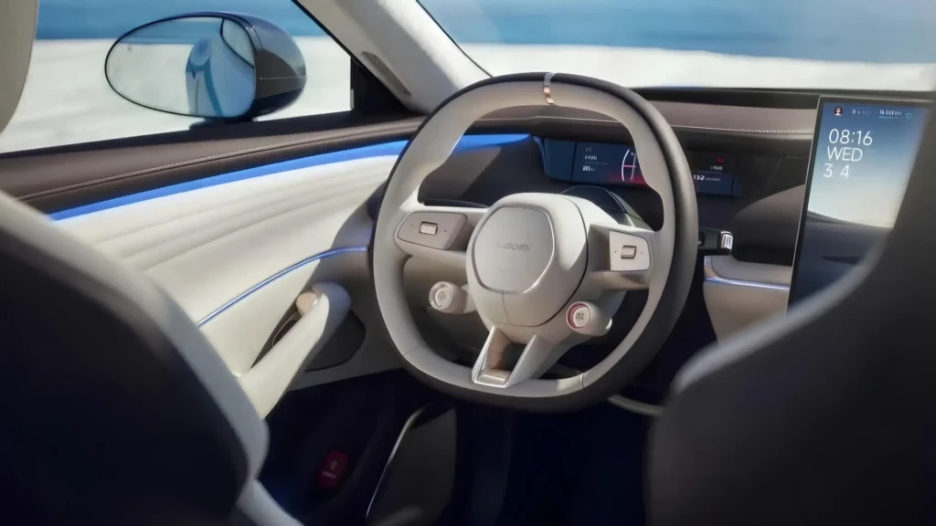 Интерьер обновленного Xiaomi SU7: руль, цифровая приборная панель и большой вертикальный дисплей мультимедиа, светлый салон с подсветкой