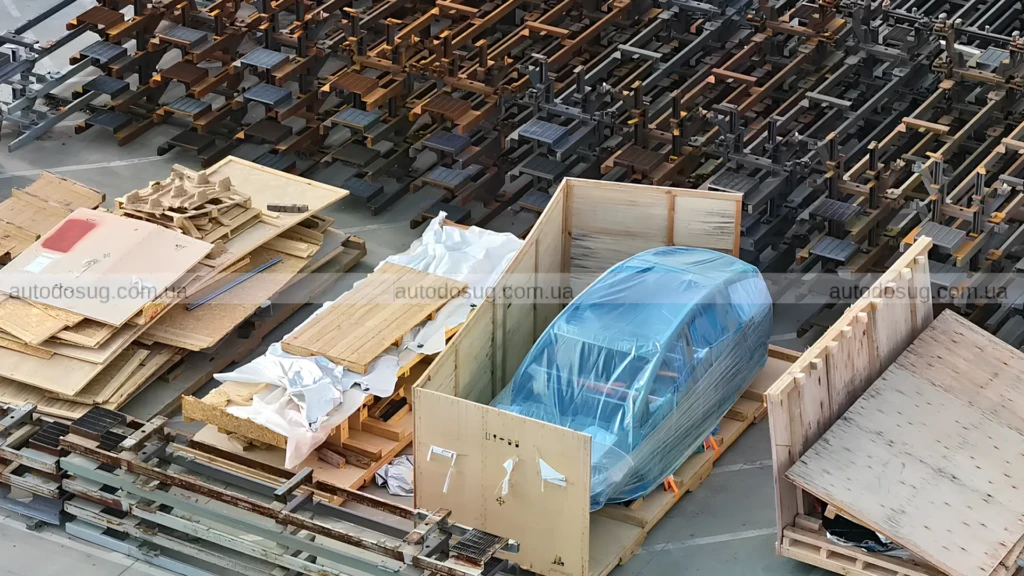 Tesla Model Y L у транспортному пакуванні всередині дерев’яного контейнера