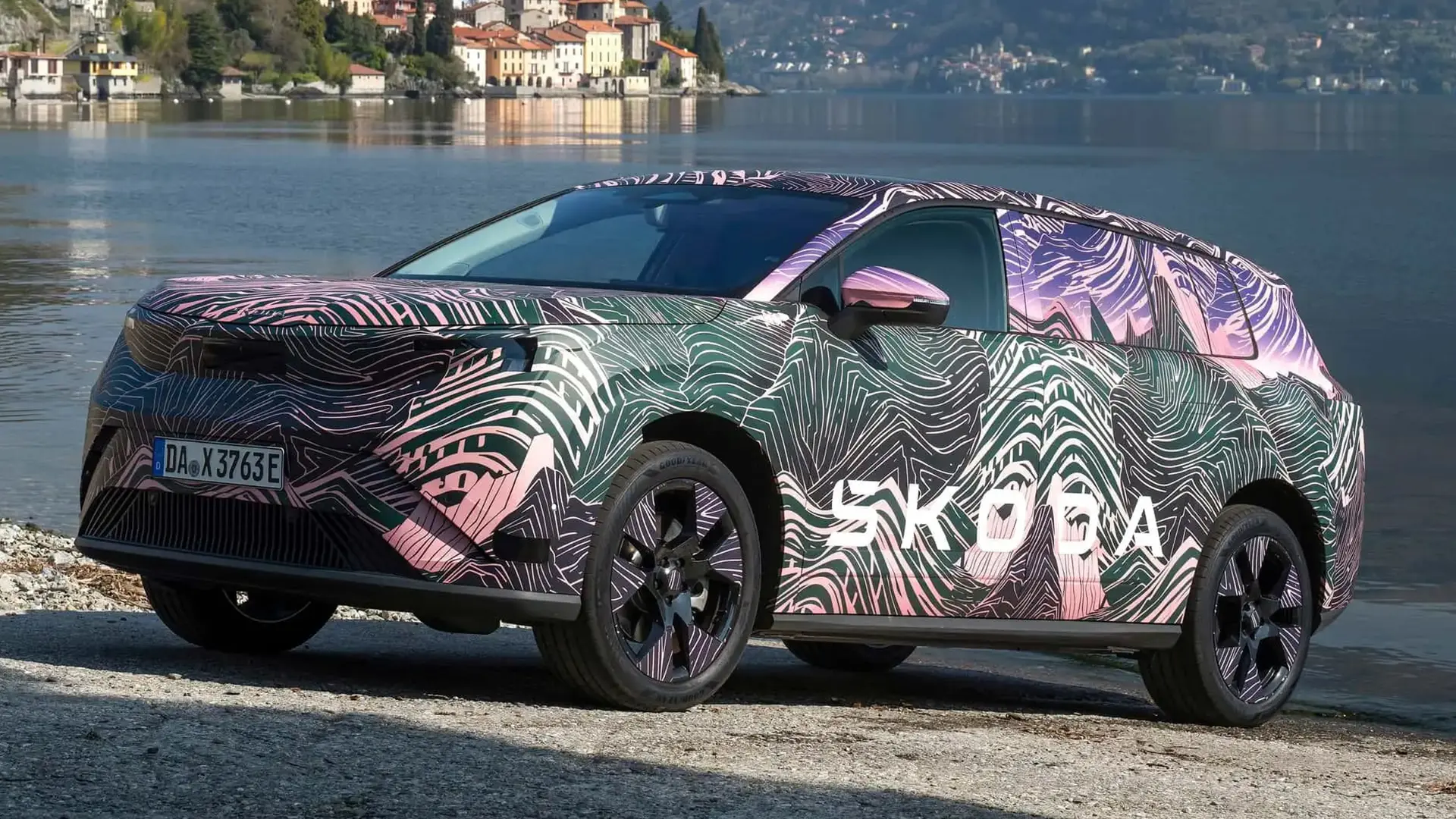 Skoda Peaq зеленого кольору, вид ззаду збоку у студійному просторі