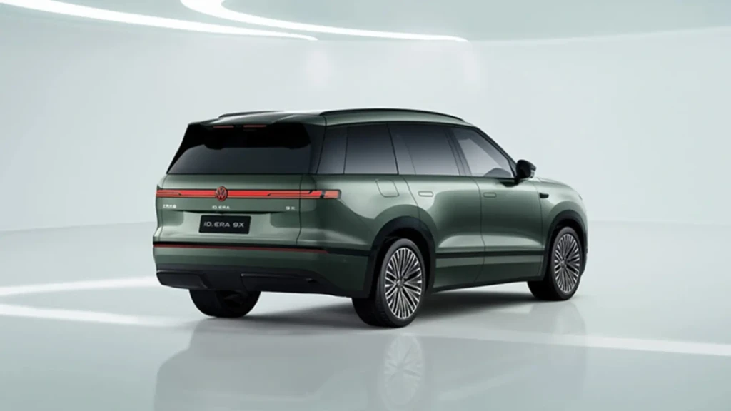 Volkswagen ID.Era 9X зеленого кольору, вид ззаду збоку у світлому студійному просторі