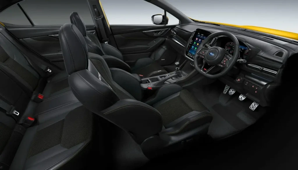 Subaru WRX AWD Club Spec Evo: спортивный салон с механической коробкой передач и передними ковшеобразными сиденьями