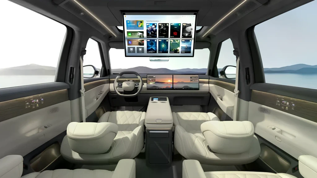 Просторный светлый салон концептуального электромобиля Volkswagen с большим потолочным экраном