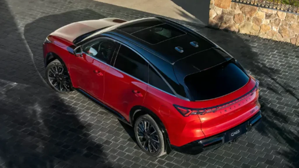 Infiniti QX65 красного цвета возле современного дома, вид спереди сбоку