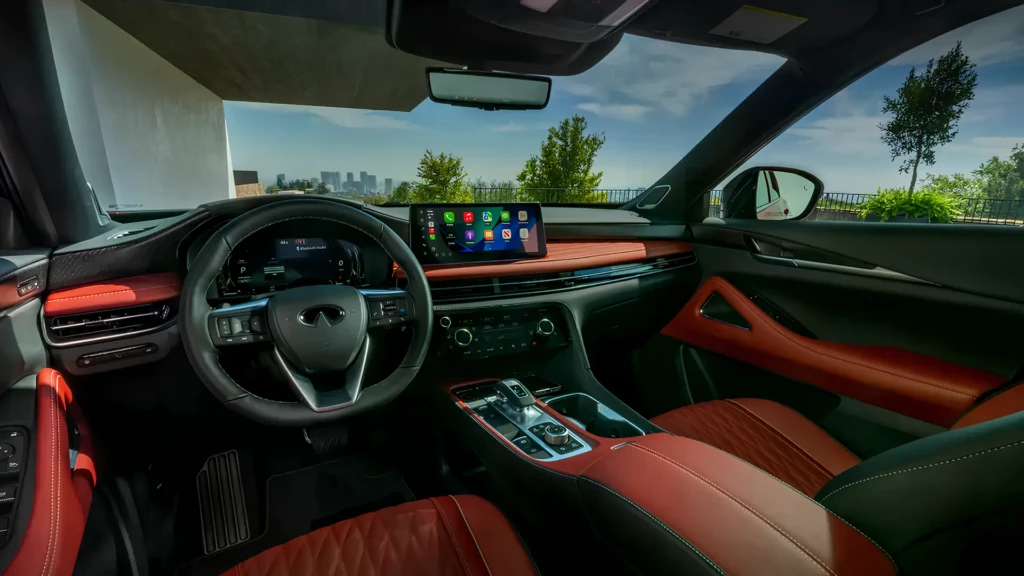 Інтер’єр Infiniti QX65 з червоно-чорною обробкою, цифровою панеллю та центральним дисплеєм